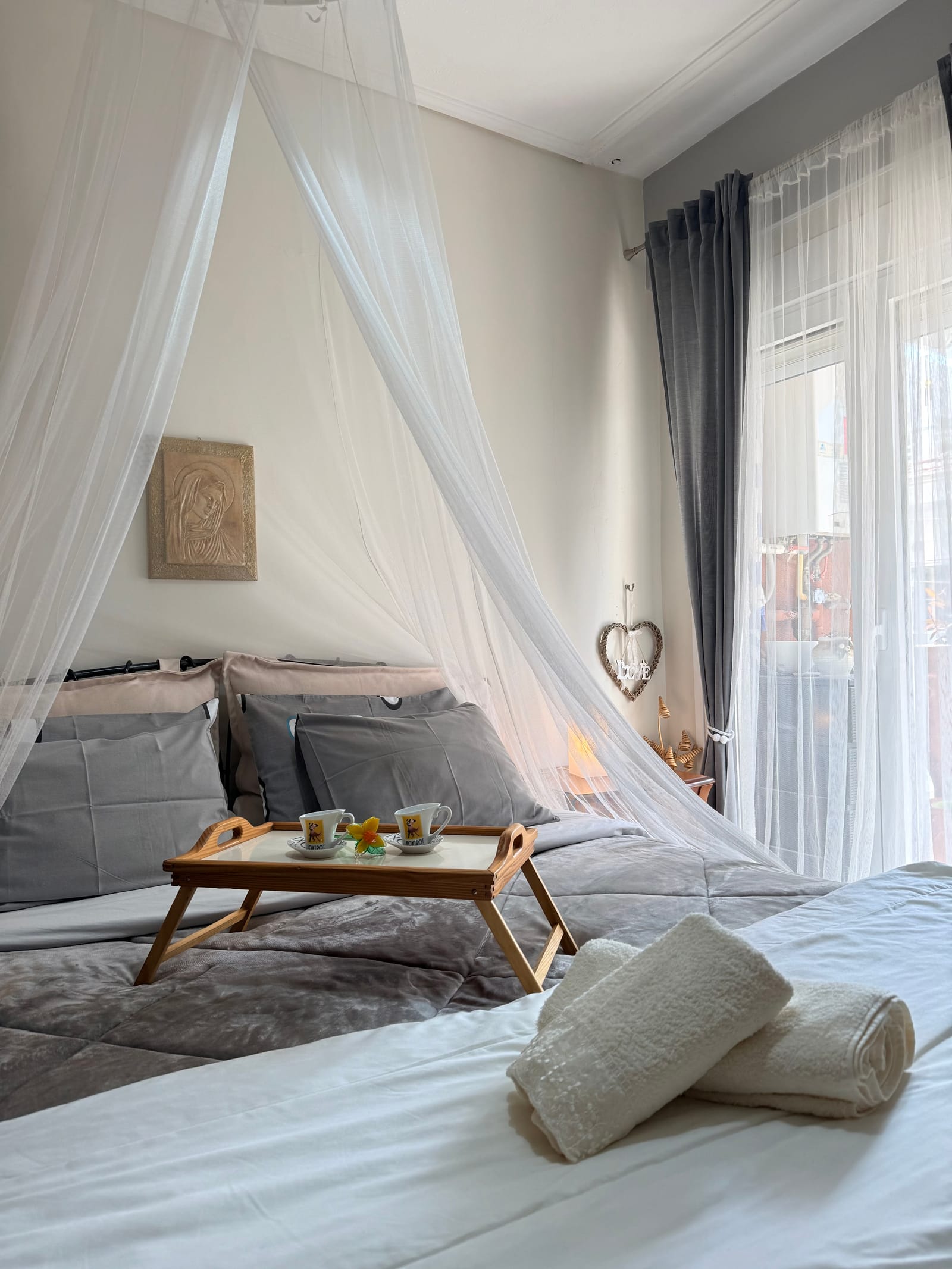 Υπνοδωμάτιο με κουνουπιέρα - Bedroom with canopy