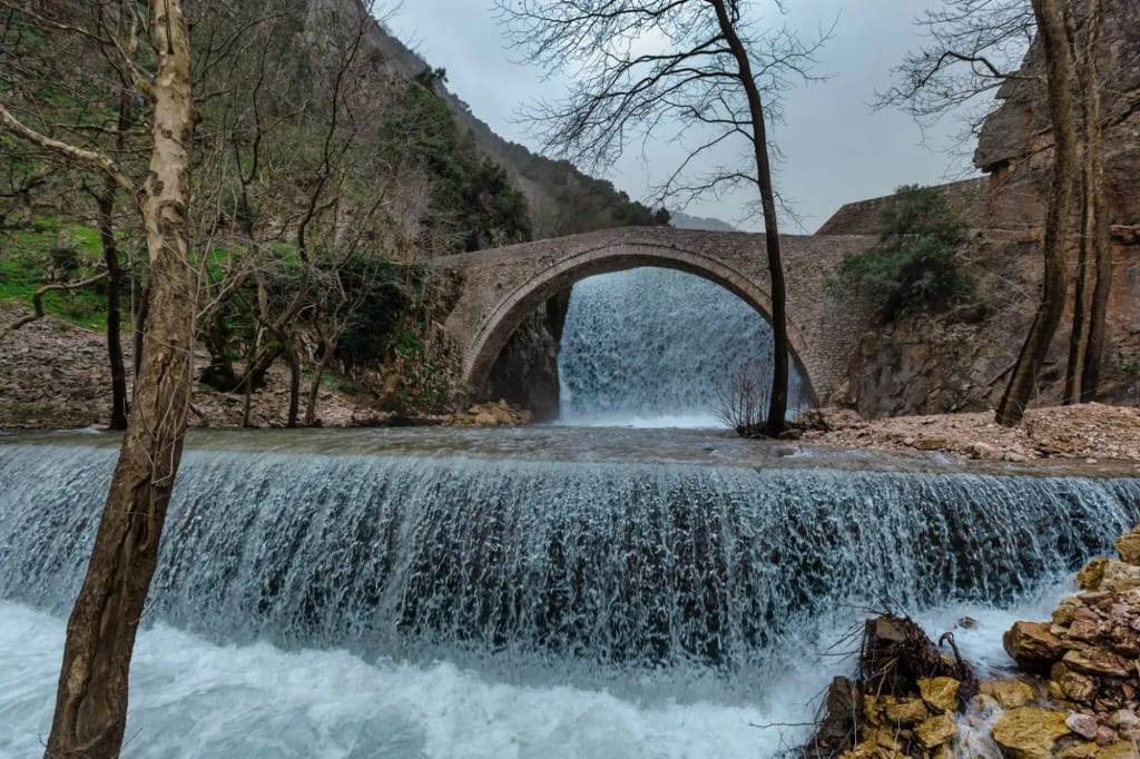 Το πέτρινο γεφύρι και οι καταρράκτες της Παλαιοκαρυάς - The stone bridge and waterfalls of Palaiokarya